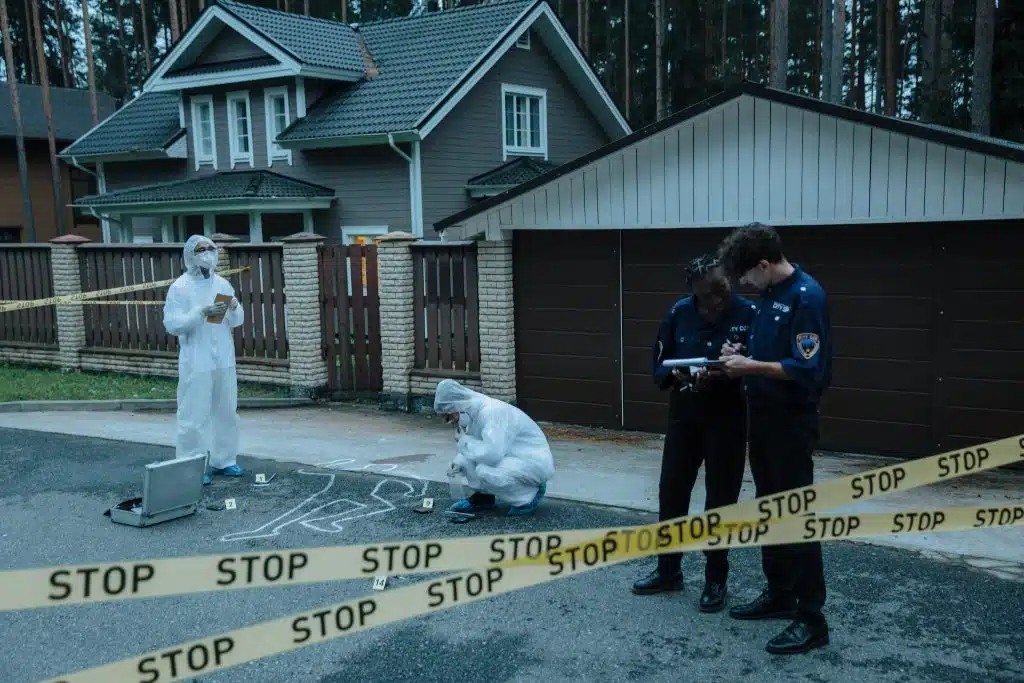 Police Investigating The Crime Scene 1024x683 সাক্ষ্য কাকে বলে, মেরুনপেপার, মেরুনপেপার ব্লগ, Police Investigating the Crime Scene