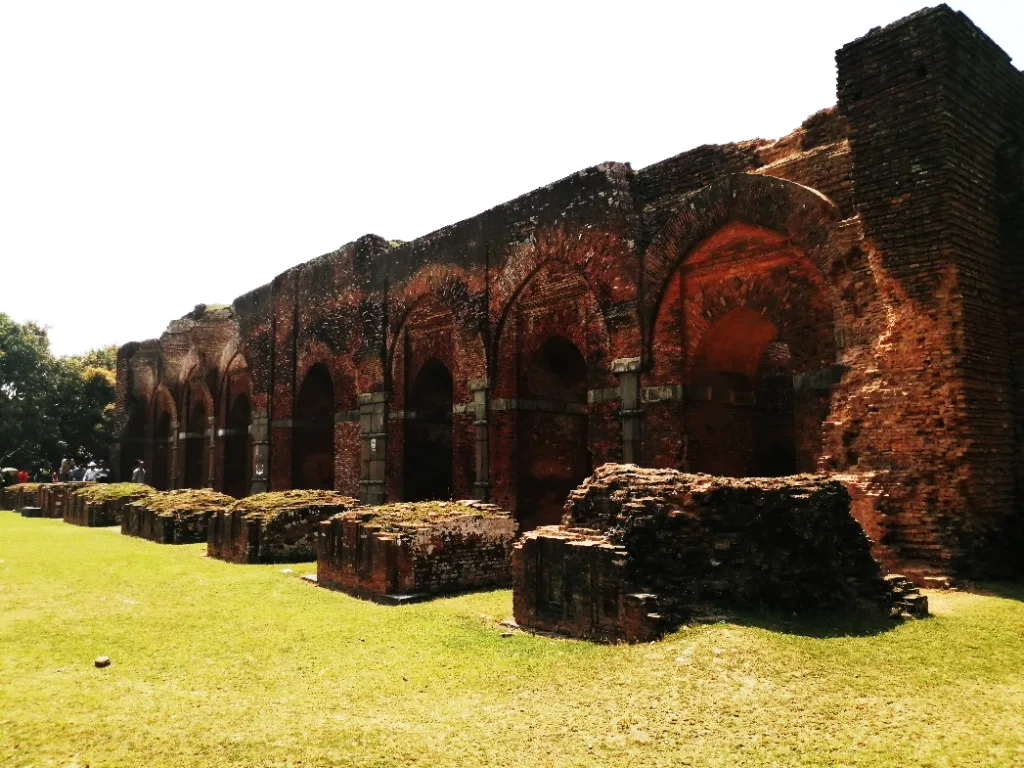 দরস বাড়ি মসজিদ 1024x768 Darasbari Mosque is the largest mosque in the Bangladeshi portion of Gaur-Lakhnauti.