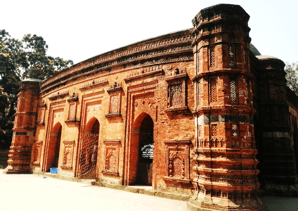 প্রাচীন গৌড়ে সুলতানী আমলের স্থাপত্যকর্ম 2 রাজবিবি মসজিদ নামেও পরিচিত খনিয়া দিঘি মসজিদটি বর্তমান নবাবগঞ্জ জেলার প্রাচীন গৌড় নগরে অবস্থিত। মসজিদটির পূর্বদিকে রয়েছে বিশালাকৃতির একটি দিঘি যা খনিয়া দিঘি নামেই খ্যাত।