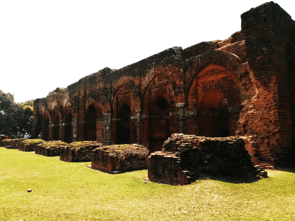 প্রাচীন গৌড়ে সুলতানী আমলের স্থাপত্যকর্ম 3 দরসবাড়ি মসজিদ গৌড় লখনৌতির বাংলাদেশ অংশের মধ্যে সর্ববৃহৎ মসজিদ।