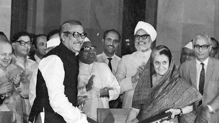 Bangladesh Sheikh Mujibur Rahman with Indra gandhi and other cabinet members maroonpaper.com