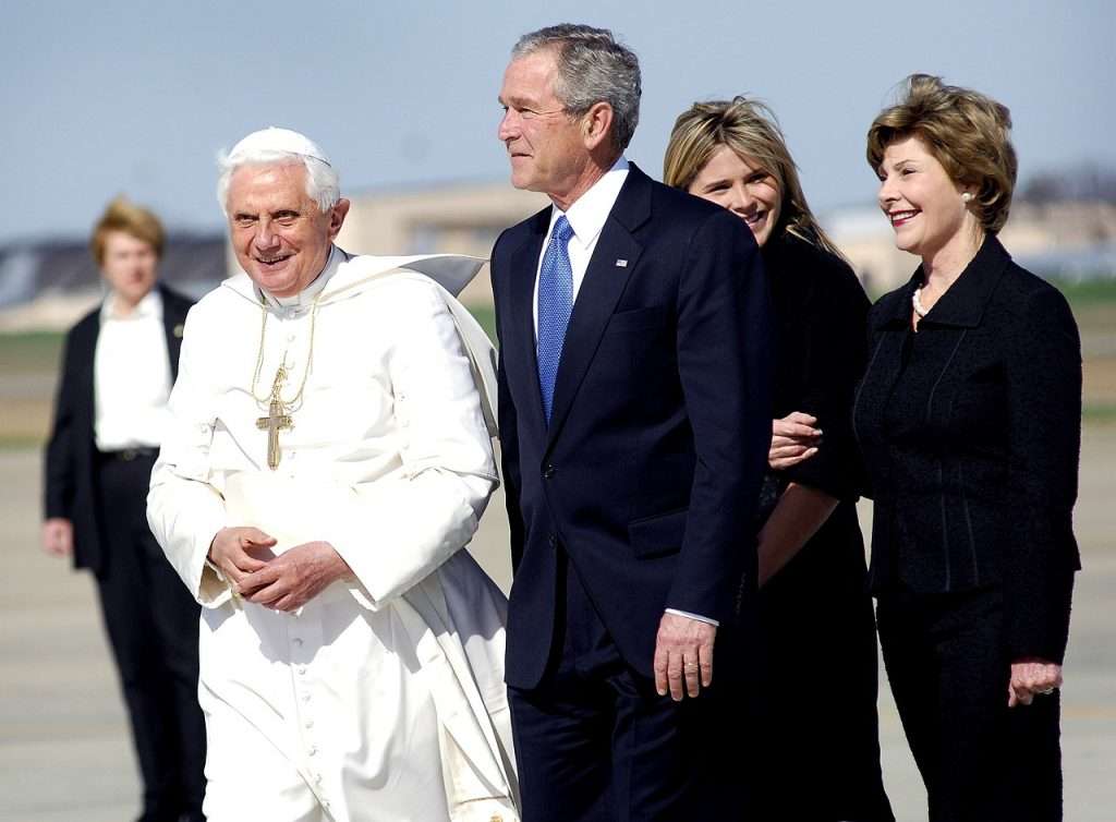 বুশ প্রশাসন, আফগানিস্তান, pope benedict xvi, president george bush, Laura bush-84230.jpg