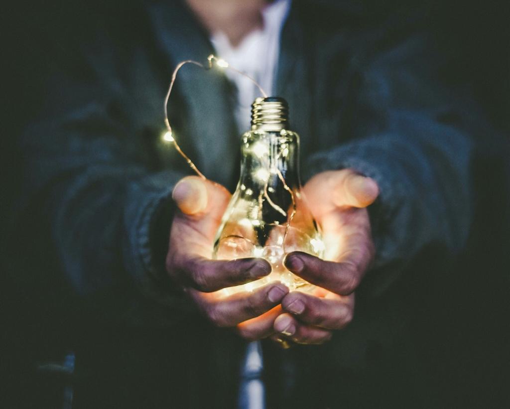 পেটেন্ট, man holding incandescent bulb