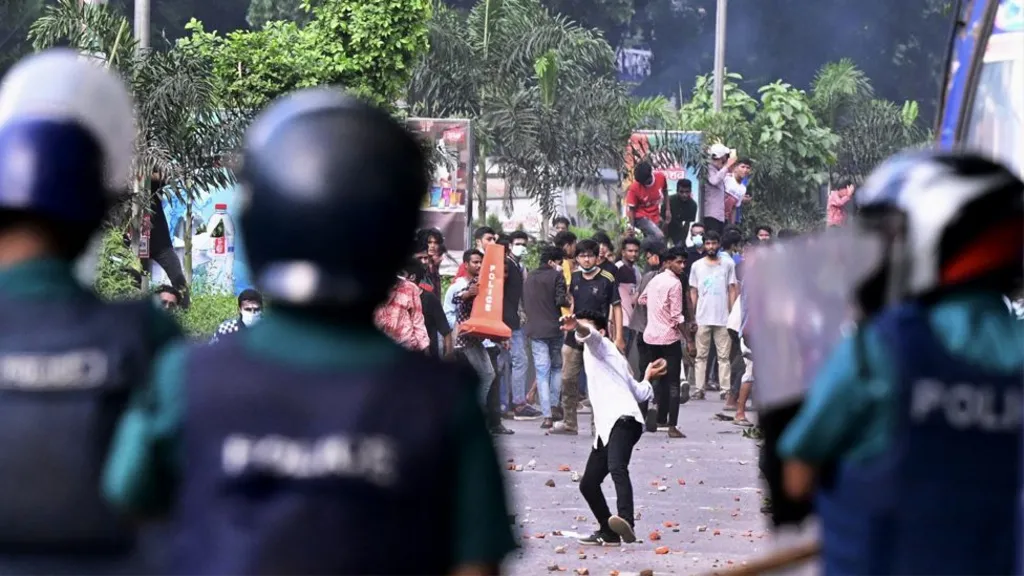 বিবিসির প্রতিবেদনে প্রকাশিত হয়েছে যে, শেখ হাসিনার ফাঁস হওয়া অডিওতে হাসিনা স্বয়ং নিরাপত্তা বাহিনীকে বিক্ষোভকারীদের বিরুদ্ধে হত্যার নির্দেশ দিয়েছিলেন।
